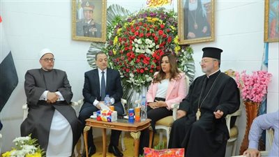 محافظ دمياط تزور كنيسة الروم الأرثوذكس لتهنئة الأقباط بمناسبة عيد القيامة المجيد