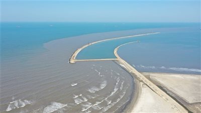 النقل تبرز أعمال تنفيذ حاجز الأمواج الغربي بميناء دمياط (فيديو)