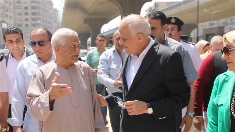 محافظ الجيزة يستمع