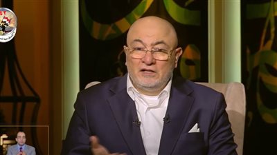 ما حكم قراءة الفاتحة خلف الإمام؟ خالد الجندي يجيب (فيديو)