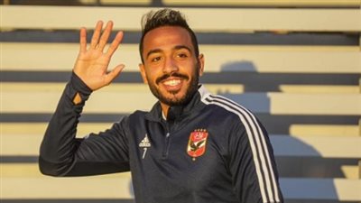 كهربا يحقق أمنية مشجع أهلاوي من ذوي الهمم ويهديه تيشرته الخاص (فيديو) 