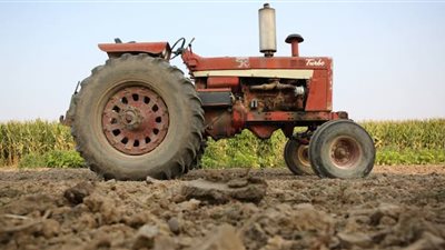 نيابة أسيوط تأمر بدفن جثة طفل انقلب عليه جرار زراعي أثناء محاولته التأرجح فيه 