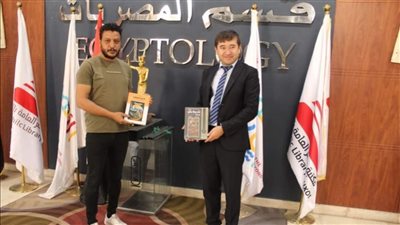 المستشار الثقافى لـ أوزبكستان يهدي مكتبة مصر العامة بالأقصر مجموعة كتب تراثية