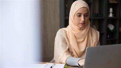 تقرير لمركز معلومات الوزراء يكشف: ازدياد مشاركة الإناث في الوظائف الحرة عبر الإنترنت.. و42% من العاملين 