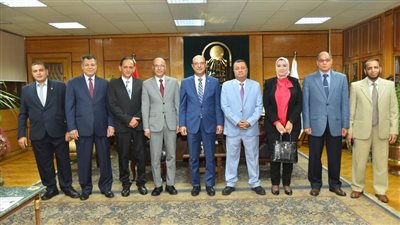 رئيس جامعة أسيوط يرأس لجنة اختيار عميد كلية الآداب من بين 8 متقدمين 