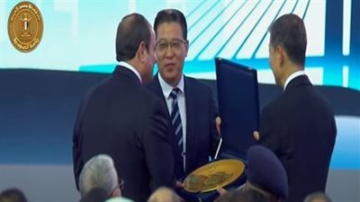 ممثل مجموعة هاير العالمية يمنح الرئيس السيسي هدية تذكارية 