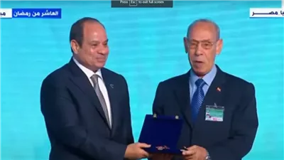 الرئيس السيسي يكرم عددا من العمال خلال الاحتفال بعيدهم 