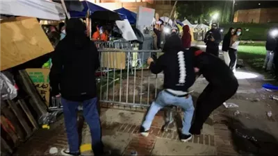 الشرطة الأمريكية تشتبك مع المتظاهرين المطالبين بوقف حرب غزة في جامعة كاليفورنيا