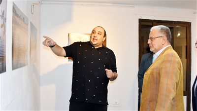 افتتاح معرض «عقد من السفر» للفوتوغرافية بمركز كرمة بن هانئ 