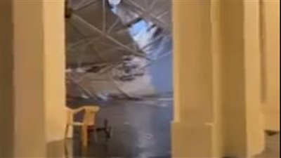 لحظة سقوط سقف مسجد بالسعودية بسبب الأمطار الغزيرة (فيديو)