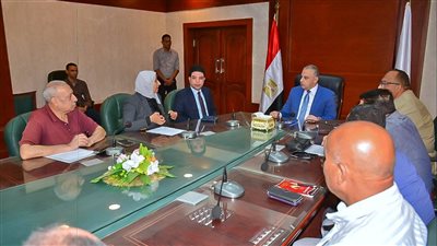 محافظ سوهاج يبحث تطوير منطقة أعلى مفيض ترعة نجع حمادي 