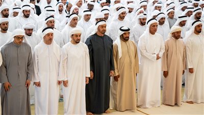 يتقدمها محمد بن زايد، صور من مراسم جنازة طحنون آل نهيان بمسجد الشيخ سلطان