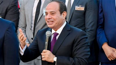 السيسي يلتقط صورة تذكارية مع ضيوف وعمال مجمع هاير الصناعي ويغادر العاشر من رمضان