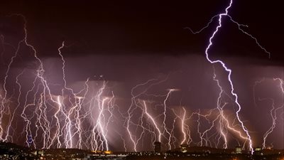 بدأت بآلاف الصواعق، بريطانيا على موعد مع طقس شديد الاضطراب 