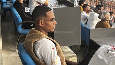 سيف الجزيري يدعم الزمالك أمام البنك الأهلي من المدرجات (فيديو)