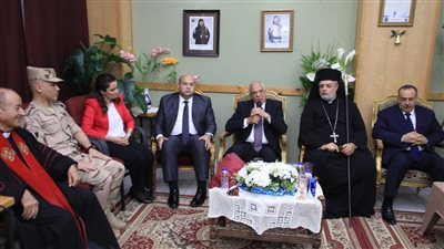 محافظ الجيزة يزور الكنيسة الكاثوليكية لتقديم التهنئة بعيد القيامة (صور)