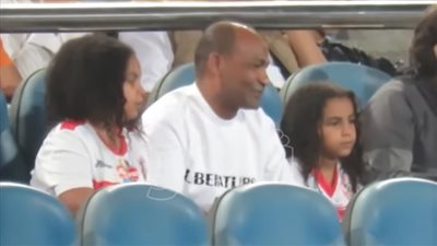 شاهد، إداري الزمالك صاحب واقعة إخفاء الكرات بالقمة يتابع مباراة البنك الأهلي 