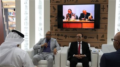 جناح مصر في معرض أبو ظبي يحتفي بكتاب المسرح الشعري (صور)