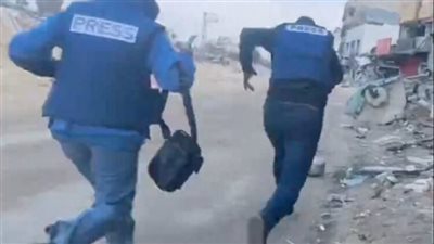 إصابة صحفيين بعد هجوم مستوطنين عليهم أثناء تغطية قطف ثمار الزيتون بالضفة الغربية