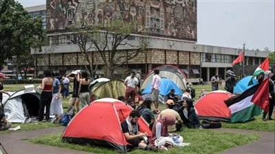 قطار الاحتجاجات يصل مكسيكو، طلاب مؤيدون لفلسطين ينصبون خيامًا أمام أكبر جامعة بالمكسيك (فيديو)