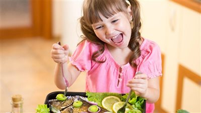 هل مسموح للأطفال تناول الرنجة والفسيخ؟ استشاري تغذية علاجية تجيب