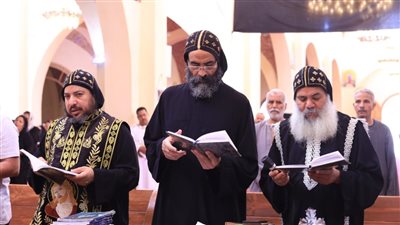 الأقباط يؤدون صلوات الجمعة العظيمة بدير القديس متاؤس في الأقصر