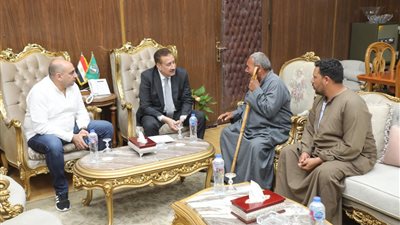 محافظ المنوفية يلتقي أسرة حريق حظيرة مواشي ويسلمها مساعدة مالية 