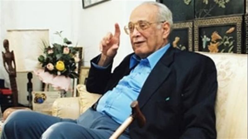 الكاتب الصحفى كامل
