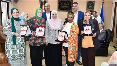 اللجنة النقابية لجامعة قناة السويس تُكرم الأمهات المثاليات