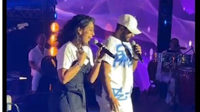 تامر حسني يغني 