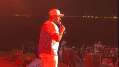 تامر حسني يتألق بـ أغنية ارجعلي في حفله بالعين السخنة (صور)