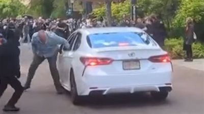سائق يقتحم بسيارته حشدا من المحتجين المؤيدين لفلسطين بجامعة أمريكية (فيديو)