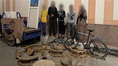 سقوط 11 لصا سرقوا دراجات نارية وأغطية صرف صحي وسور حديدي