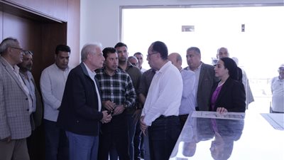 رئيس الوزراء يزور واحة تجلي ويتفقد اصطفاف أسطول معدات شركة النظافة بشرم الشيخ