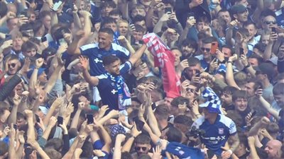 فرحة 22 عاما، جماهير إيبسوتش تقتحم الملعب بعد التأهل للدوري الإنجليزي (فيديو)