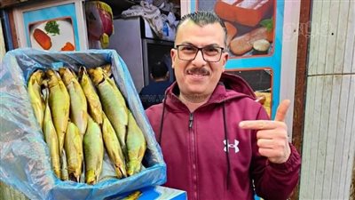 إقبال أهالي دمياط على شراء الفسيخ والرنجة رغم ارتفاع أسعارهما (صور)