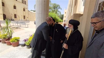 نائب محافظ الجيزة يزور كنيسة العذراء مريم بالوراق للتهنئة بعيد القيامة (صور)