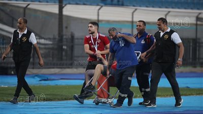 الإسعاف ينقذ مشجعا أصيب بإلاغماء في مباراة الأهلي والجونة 