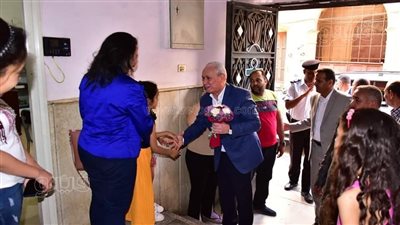 بالورد، محافظ الأقصر يهنئ الأطفال باحتفالات عيد القيامة المجيد (صور)