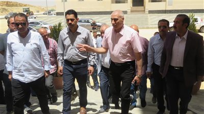 نائب رئيس المجتمعات العمرانية يتفقد مشروعات الطرق والمرافق بالعبور الجديدة