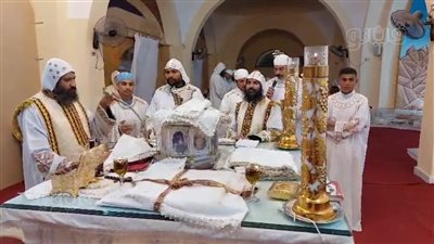 مئات الأقباط يشاركون في قداس عيد القيامة بدير الأنبا متاؤس الفاخوري بالأقصر (فيديو)