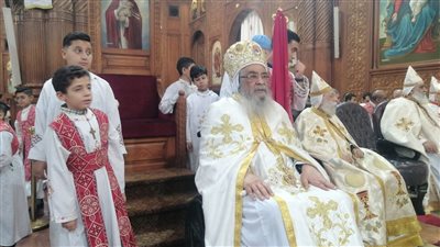 الأنبا إبرام مطران الفيوم يترأس قداس عيد القيامة 
