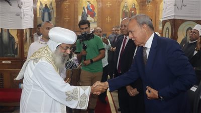محافظ القليوبية يشهد قداس عيد القيامة بكنيسة السيدة العذراء ببنها (صور) 