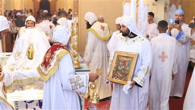 10 صور ترصد قداس عيد القيامة المجيد بكاتدرائية دير الأنبا متاؤس الفاخورى في الأقصر
