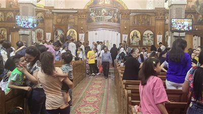 بدورة البخور، أقباط أسيوط ينتهون من قداس عيد القيامة المجيد (فيديو وصور) 