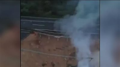  لحظة إنقاذ صيني للمارة من انهيار طريق سريع (فيديو)