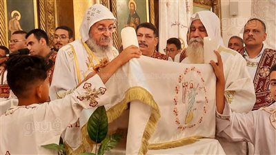 الأنبا يواقيم يترأس قداس عيد القيامة المجيد بكنيسة العذراء مريم بالأقصر (صور) 