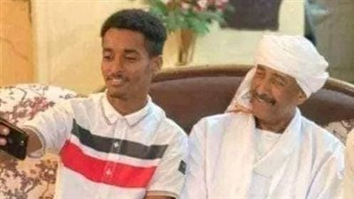 دفن نجل البرهان، لحظة مؤثرة لرئيس مجلس السيادة أمام قبر ابنه (فيديو)