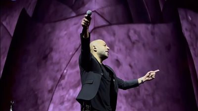 تامر عاشور يغني 