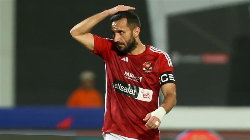 علي معلول لاعب الأهلي